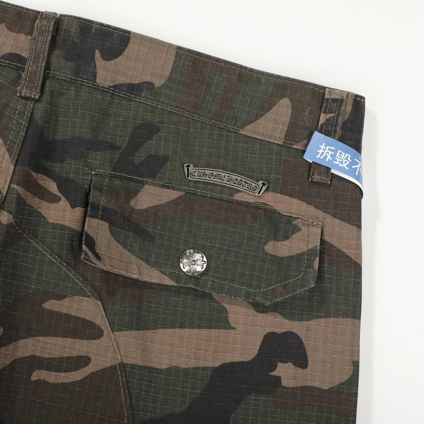 P280 Chrome HeartsCH camouflage logging pants straight-leg Sanskrit unisex overalls, W-level cabinet, patchwork cross pattern embellishment, high-waisted washed jeans! ! Absolutely high-end luxury products, 1.9W-level god-level single products, super popular products, built with top heavy industry, a magic weapon that cannot be missed. About Zangyin, this is an extremely luxurious fashion brand, which can also be called the aristocrats of the high street. It has always been an exclusive brand for some hipsters or the rich second generation. Compared with ordinary high streets, it is more luxurious and noble. Compared with luxury brands, it has a more fashionable personality and has always been a brand that I have a special liking for. Imported yarn is custom-woven into a high-density twill canvas, which ensures a crisp silhouette while also making the fabric very delicate to the touch. It follows the B01 classic silhouette, with a crisp and stylish upper body. The ready-made garments are stone-milled and fermented, so they can be matched with any style. Buttons and zippers are made of authentic YKK retro metal products. Double-layer canvas on the front knees has perfect details. All hardware is customized. Color: Camouflage Size: 28/30/32/34/36 Waist: 74/79/84/89/94 Sitting: 104/109/114/119 Pants length: 101/102/104/106/108